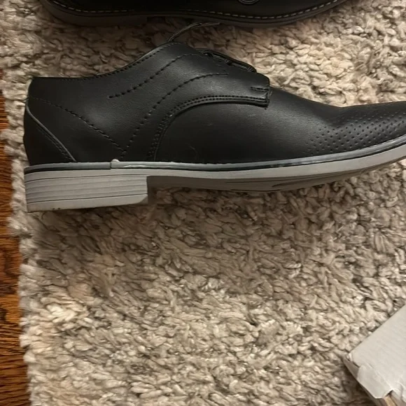 Worn twice men’s black dress shoes with laces. Size 8. - Picture 4 of 4